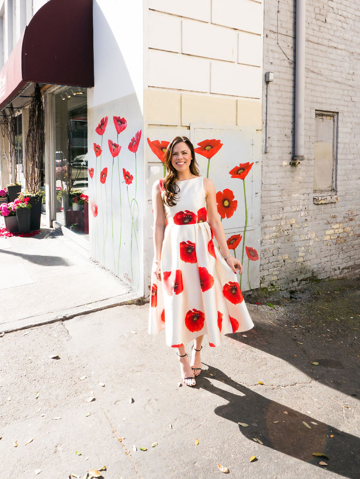 Ez a lány rendszeresen összeöltözik a művészettel