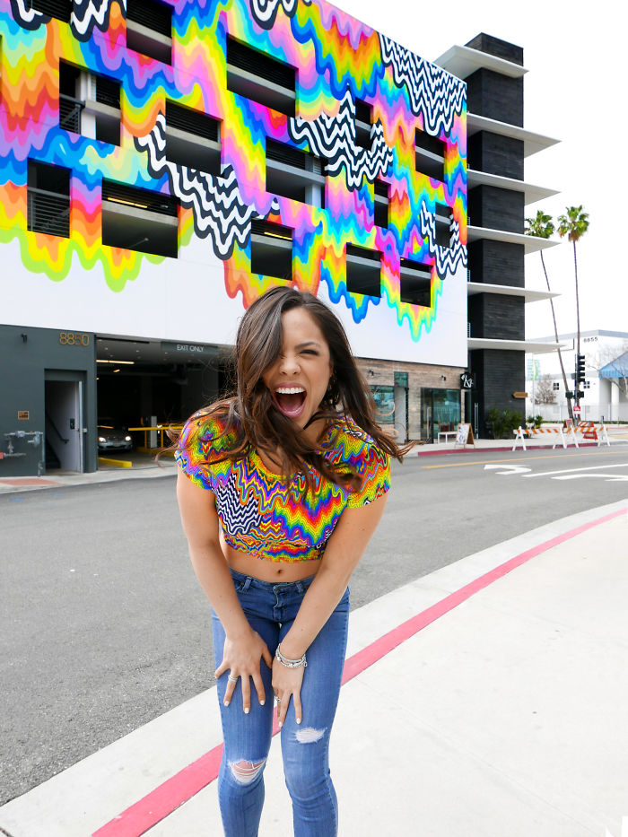 Ez a lány rendszeresen összeöltözik a művészettel