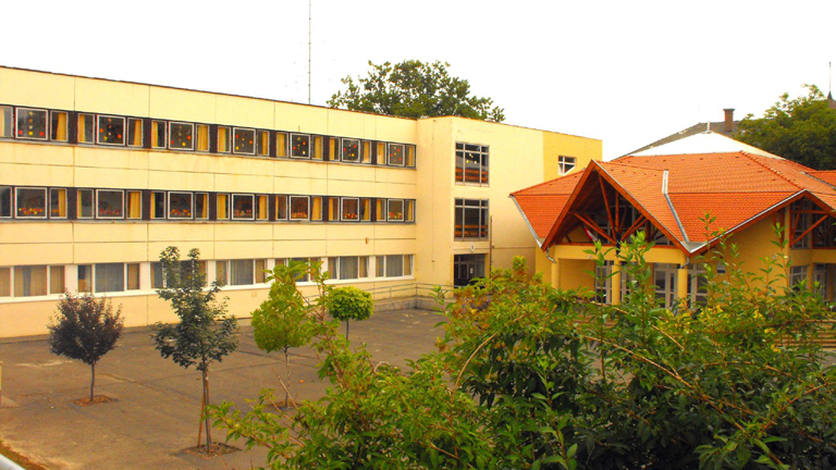 Denevérektől rettegnek a mernyei iskolában