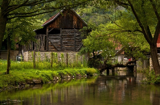 Kunyhók a vadonban – hétvégi túratippek Magyarországon