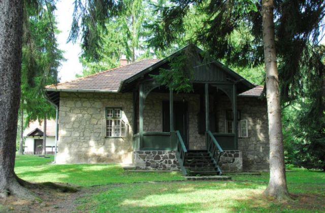 Kunyhók a vadonban – hétvégi túratippek Magyarországon