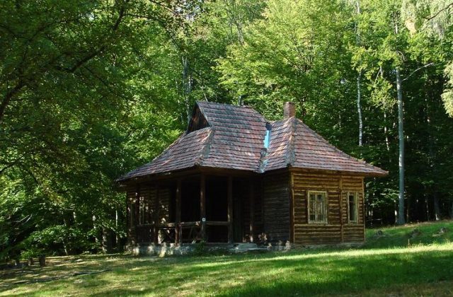 Kunyhók a vadonban – hétvégi túratippek Magyarországon