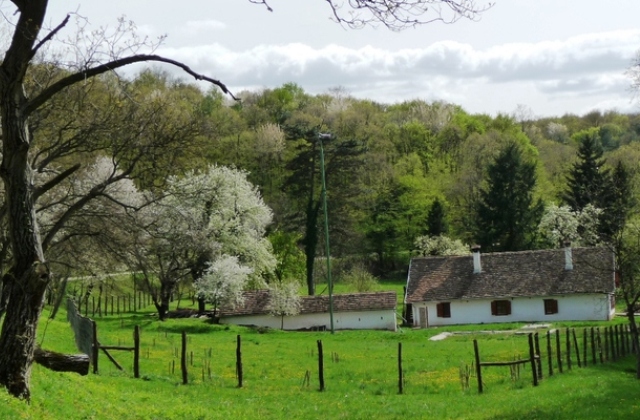 Kunyhók a vadonban – hétvégi túratippek Magyarországon