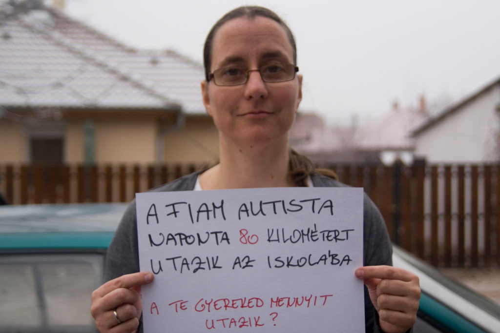 Forrás: Mozaik Közhasznú Egyesület Az Autizmussal Élő Emberekért. A képen az egyesület vezetője, Kapitány Imola látható.