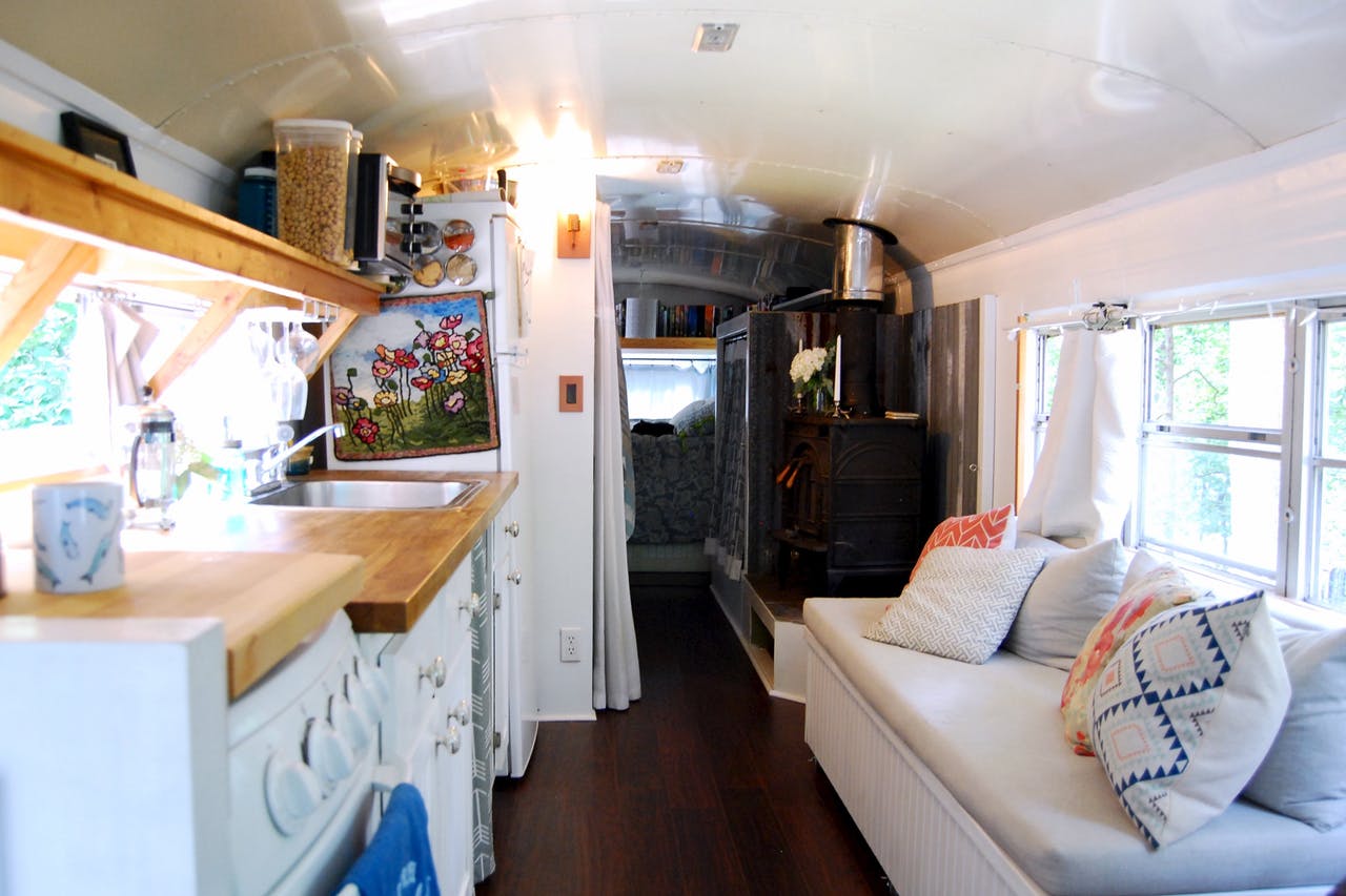 Egy hupikék iskolabuszból varázsolt álomotthont a fiatal pár