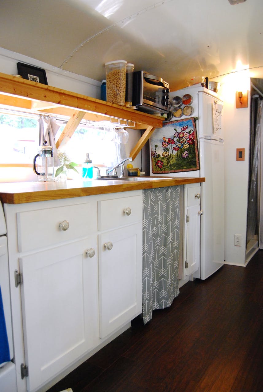 Egy hupikék iskolabuszból varázsolt álomotthont a fiatal pár