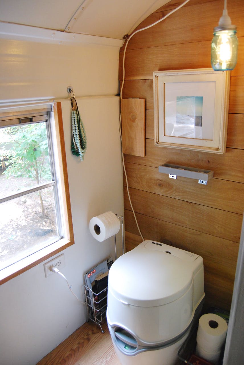 Egy hupikék iskolabuszból varázsolt álomotthont a fiatal pár