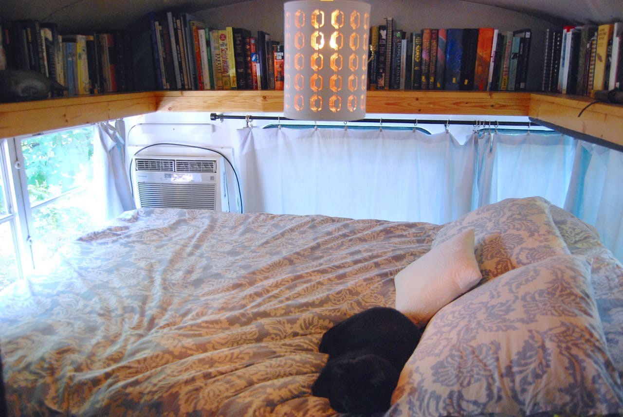 Egy hupikék iskolabuszból varázsolt álomotthont a fiatal pár