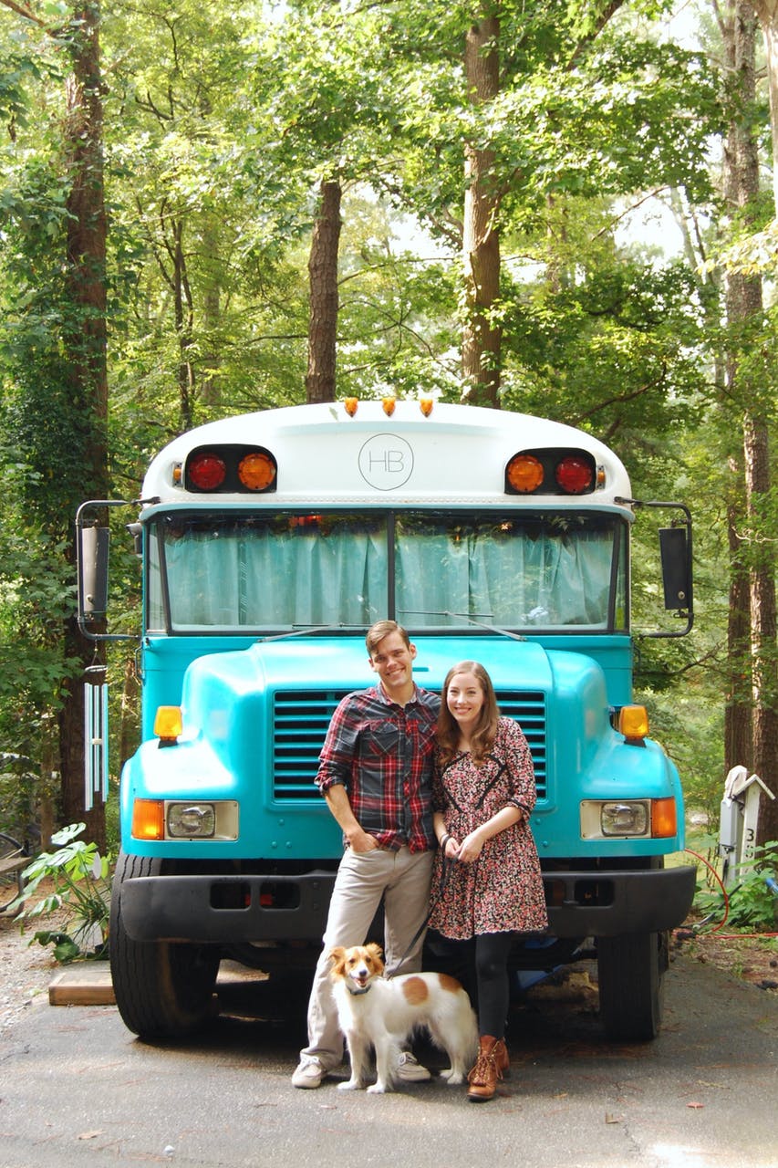 Egy hupikék iskolabuszból varázsolt álomotthont a fiatal pár