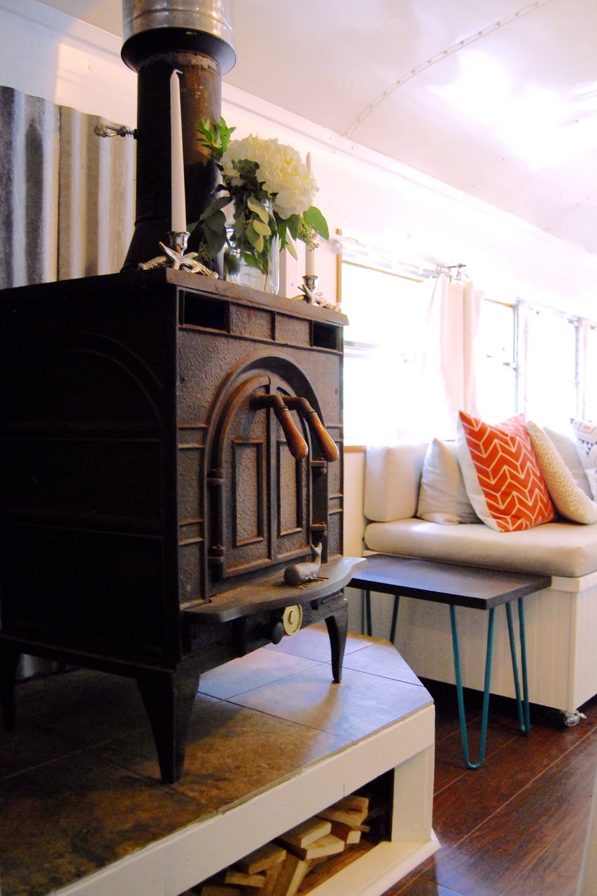 Egy hupikék iskolabuszból varázsolt álomotthont a fiatal pár