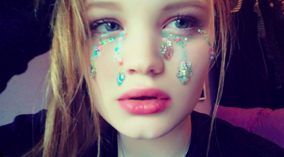 Aki menő akar lenni, az csillámokat zokog