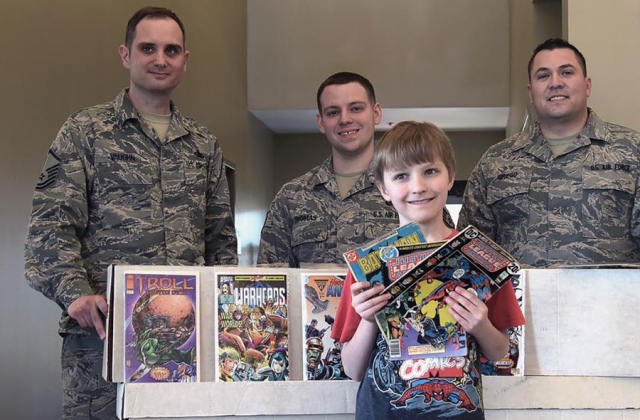 Közel 3 ezer képregényt adományozott a katonáknak a 10 éves fiú
