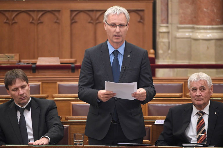 Soltész Miklós (középen) a Parlament május 8-i plenáris ülésén (Fotó: MTI/Kovács Tamás)