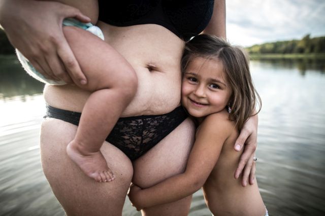 Őszinte képek a szülés utáni test igazi szépségéről