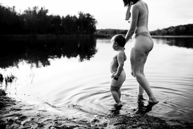 Őszinte képek a szülés utáni test igazi szépségéről