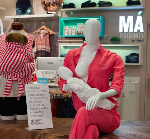 Szoptatós próbababákkal állnak ki a kismamák mellett