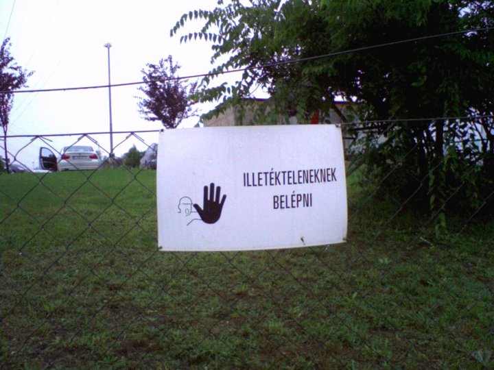 A képrejtvény megfejtését a vízbázisú piros festék környékén kell keresni