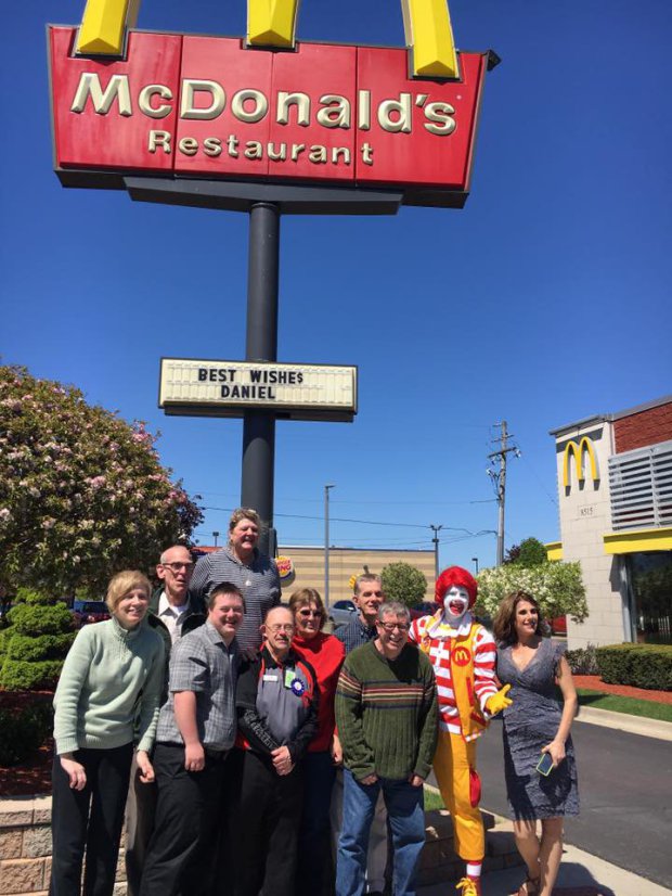 Meglepetés bulival ünnepelte a McDonald's a Down-szindrómás dolgozót