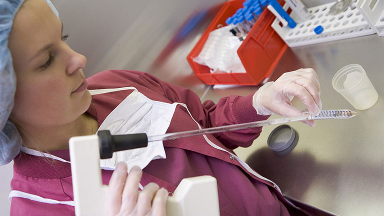 Saját spermáját használta megtermékenyítésekhez egy spermabank vezetője