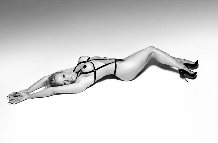 A 49 éves Pamela Anderson újra pucérkodott egy keveset A 49 éves Pamela Anderson újra pucérkodott egy keveset