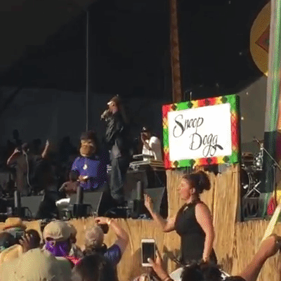 Rapkoncerteken jelnyelvtolmács