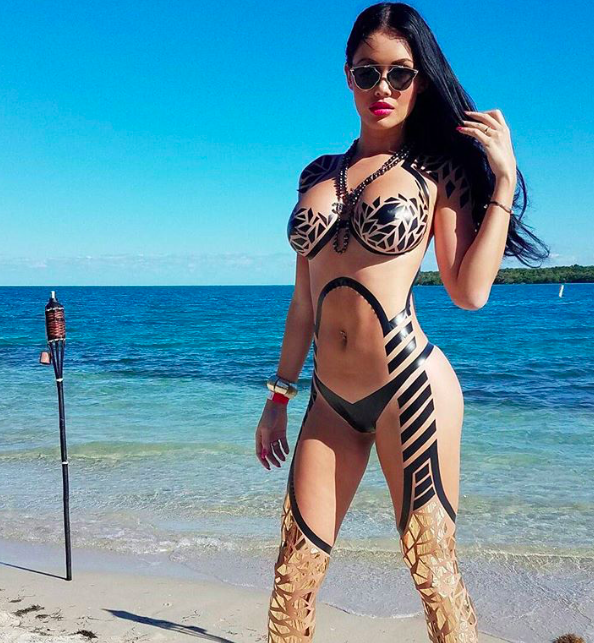 Ruha helyett szigszalagot viselnek a bulizó lányok