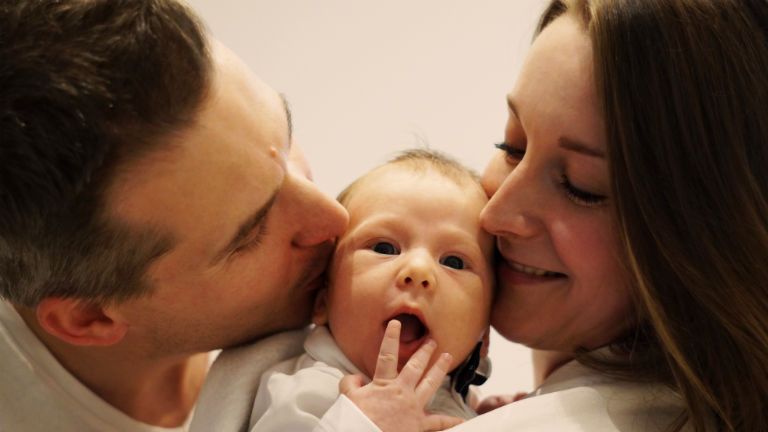 Maradj meg önmagad, maradj meg nő, feleség, társ, szexi csaj, gyerek, bolondos, hóbortos lány és egyben légy óvó, féltő, nevelő anya is. Én erre törekszem.