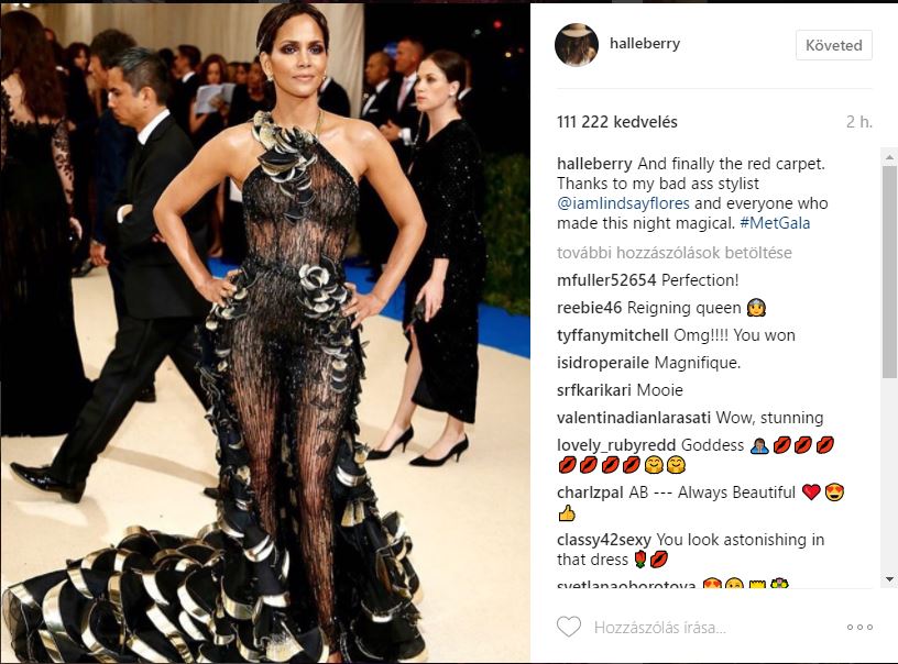 Halle Berry pucéran tapad az üvegre