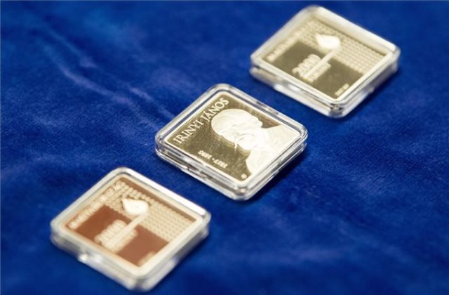 Négyzet alakú az új emlékérme