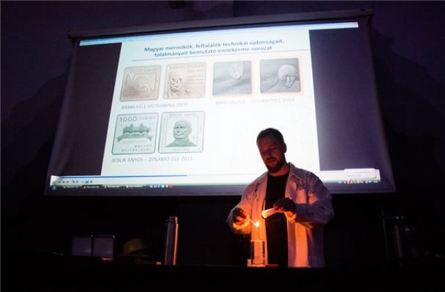 Fényben a szivárvány színeiben játszik az érme