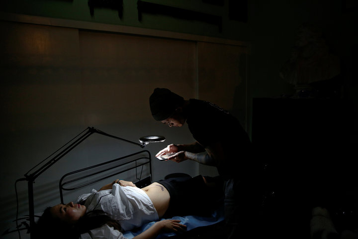 A művész ingyen készít tetoválást a császáros anyukáknak A művész ingyen készít tetoválást a császáros anyukáknak