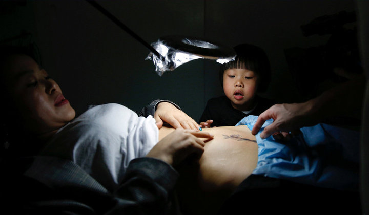 A művész ingyen készít tetoválást a császáros anyukáknak A művész ingyen készít tetoválást a császáros anyukáknak