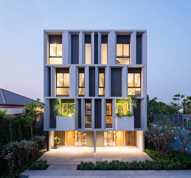 Less be ebben a modern házba, amihez egy lélegzetelállító kert is tartozik