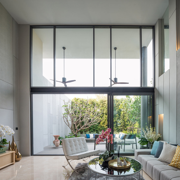 Less be ebben a modern házba, amihez egy lélegzetelállító kert is tartozik