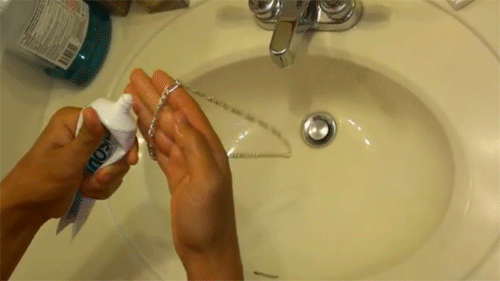 Szemmel veréstől a divatbakiig - babonás ékszerek