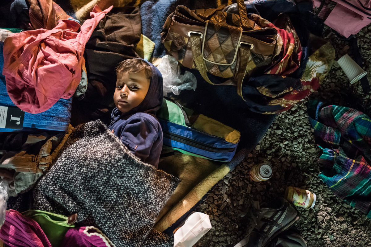 Tizenéves gyerekeket is őrizetbe vesznek a magyar hatóságok Tizenéves gyerekeket is őrizetbe vesznek a magyar hatóságok