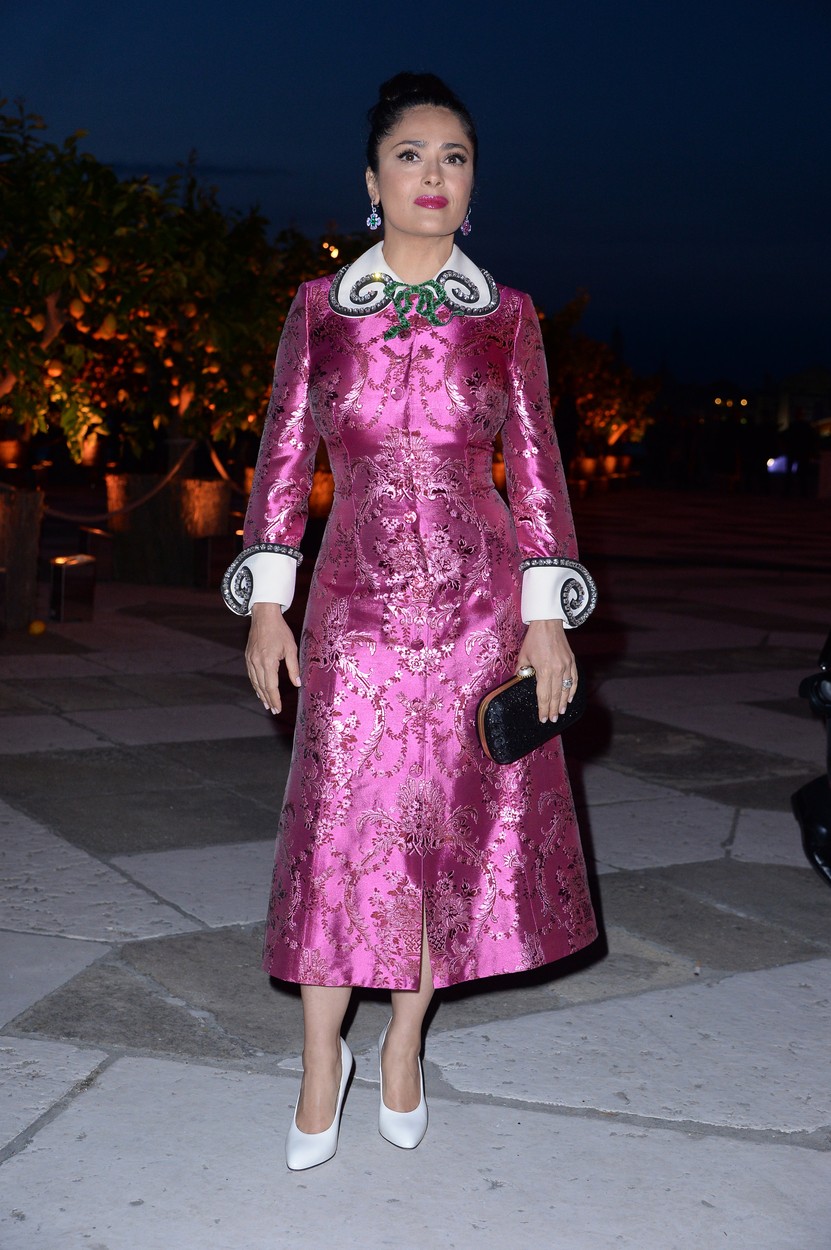 Az 50 éves Salma Hayek pink parókában villog Cannes-ban - fotó Az 50 éves Salma Hayek pink parókában villog Cannes-ban - fotó