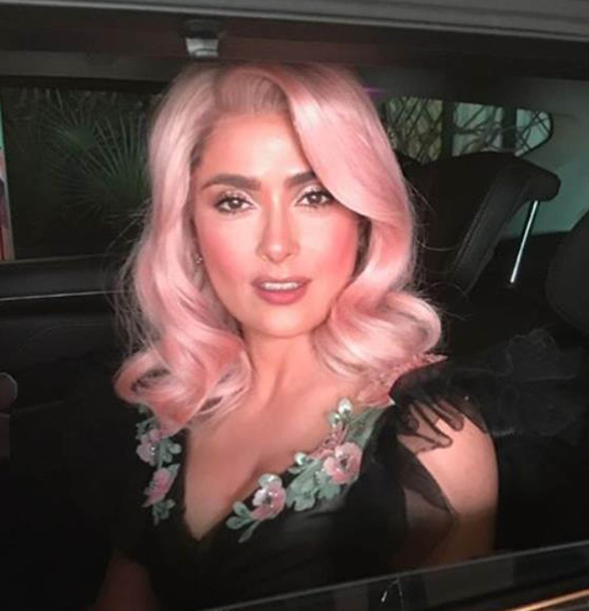 Az 50 éves Salma Hayek pink parókában villog Cannes-ban - fotó Az 50 éves Salma Hayek pink parókában villog Cannes-ban - fotó