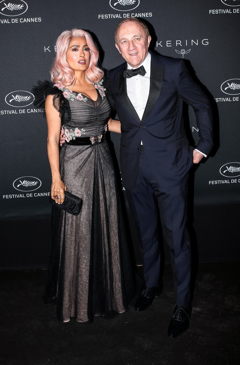 Az 50 éves Salma Hayek pink parókában villog Cannes-ban - fotó Az 50 éves Salma Hayek pink parókában villog Cannes-ban - fotó