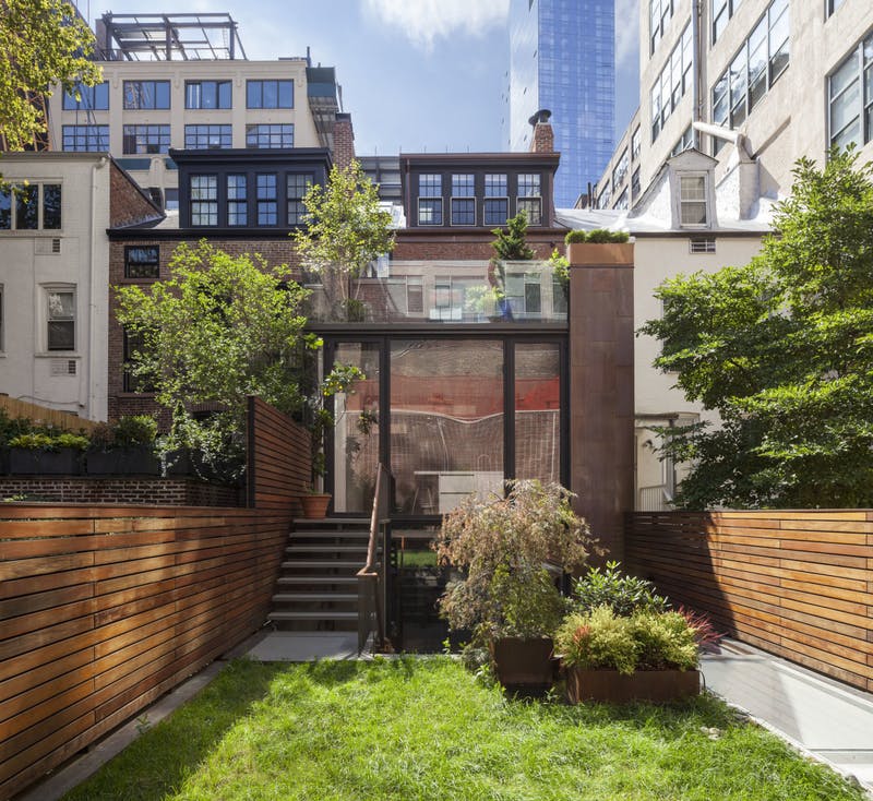 Elölről patinás régi házak, hátulról szupermodern paloták - elképesztő házfelújítások