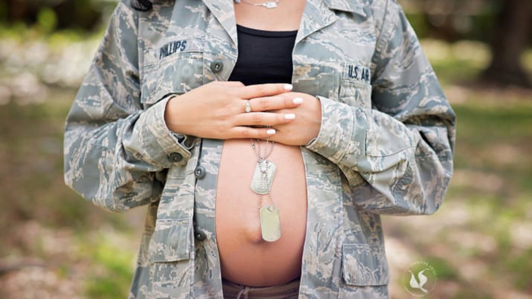 Csak fényképen érintheti felesége pocakját a katona