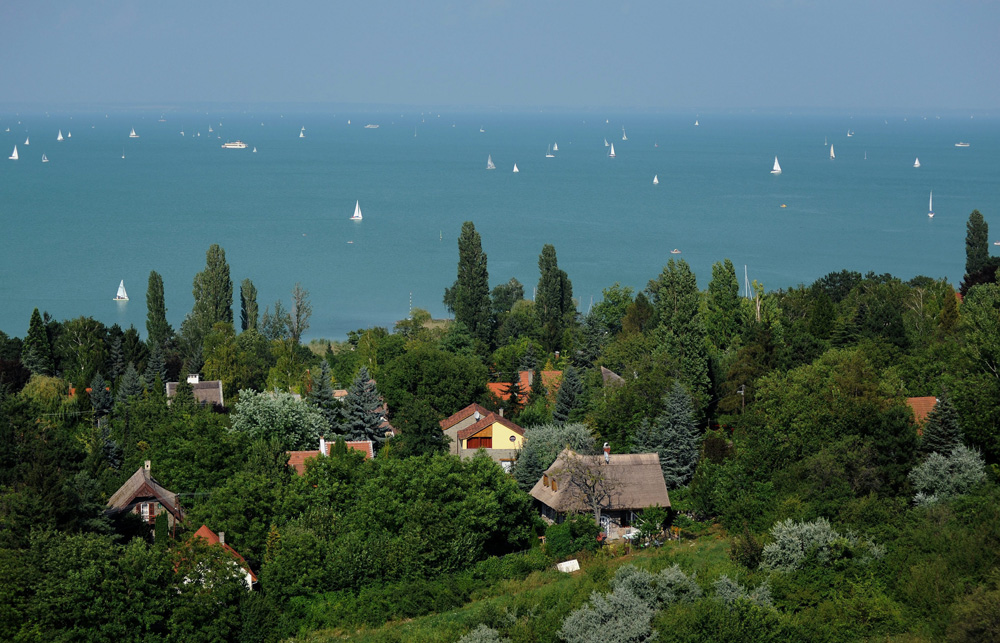 Családi házak a Tihanyi-félszigeten. MTI Fotó: H. Szabó Sándor