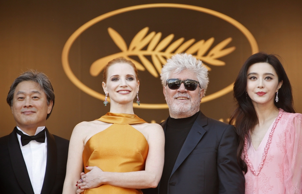 Bong Joon-ho, Jessica Chastain, Pedro Almodóvar és Bingbing Fan. Fotó: MTI/EPA/Guillaume Horcajuelo