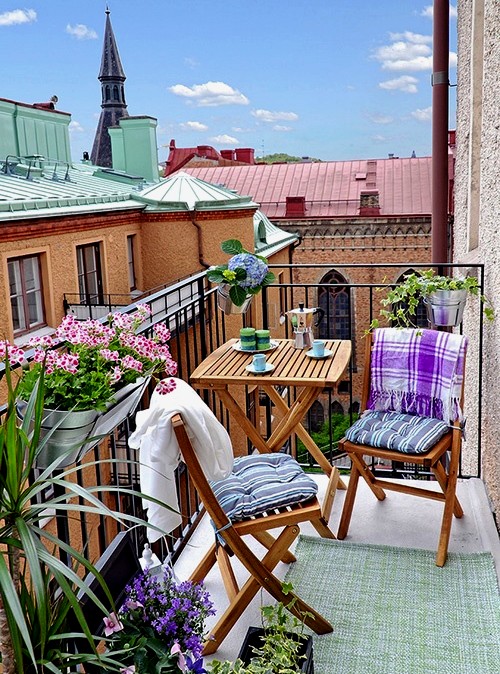 Nincs helyed? Ó dehogynincs! Az erkély korlátjára felszerelt cserepekbe, kaspókba nyugodtan ültethetsz szebbnél szebb virágokat. Nincs helyed? Ó dehogynincs! Az erkély korlátjára felszerelt cserepekbe, kaspókba nyugodtan ültethetsz szebbnél szebb virágokat.