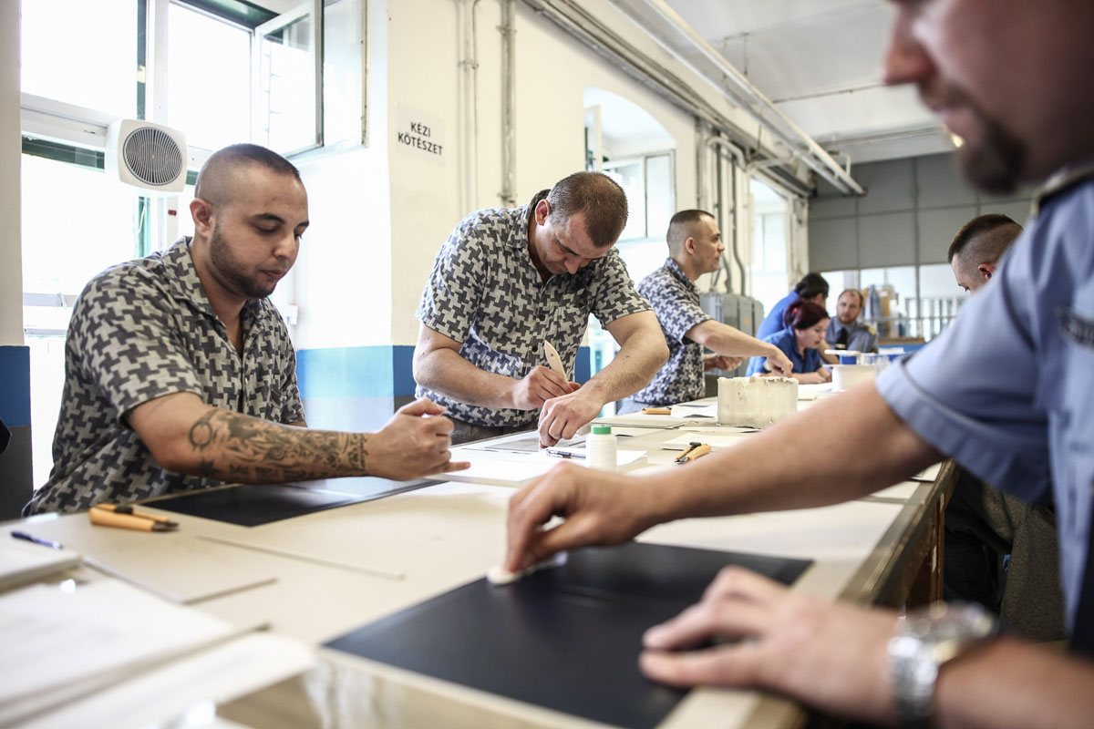 Mire apu kiszabadul, több lábon áll majd