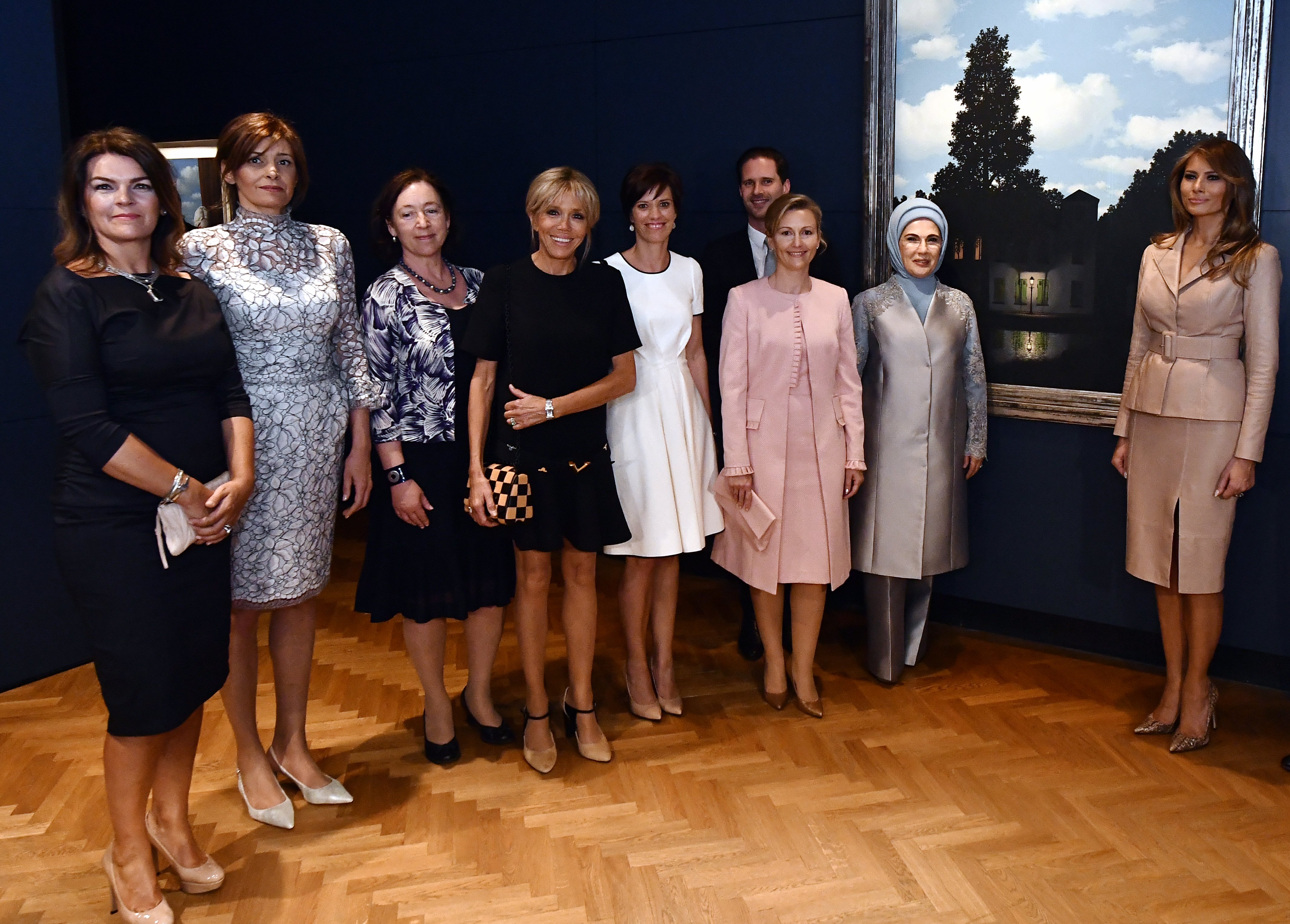 Luxemburg meleg miniszterelnökének férje jól érzi magát a first ladyk közt Luxemburg meleg miniszterelnökének férje jól érzi magát a first ladyk közt