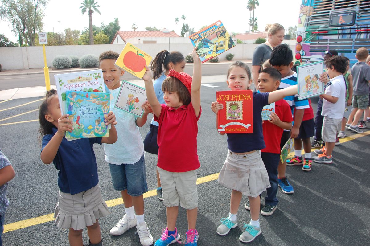 Többezer könyvvel lepte meg az iskolásokat a jó fej buszsofőr