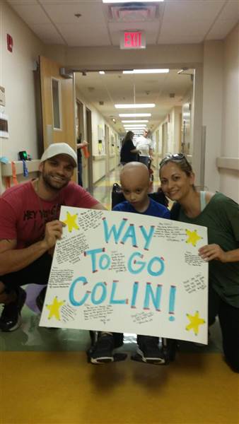 Csodás meglepetéssel várták a szomszédok a rákbeteg gyermekükről gondoskodó szülőket 