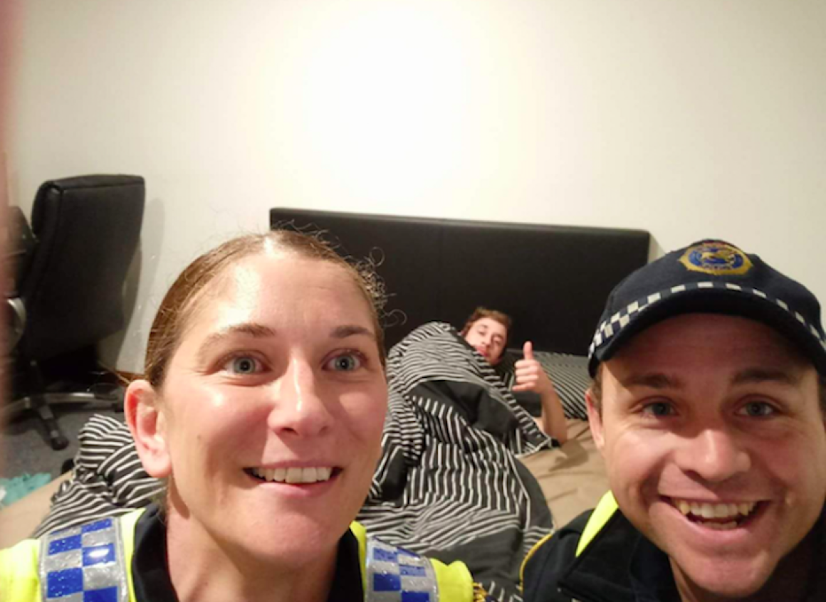 A rendőröknek köszönheti élete legjobb szelfijét a részeg srác A rendőröknek köszönheti élete legjobb szelfijét a részeg srác