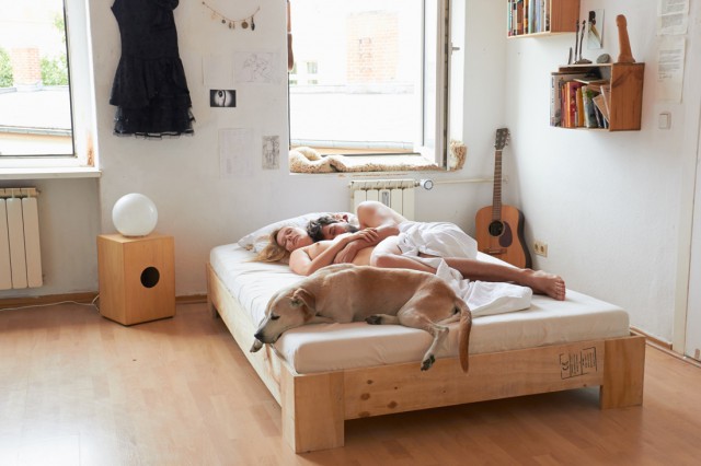 Reggeli pucérkodás: meztelenül mutatják meg magukat a berlini fiatalok